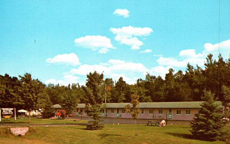 Rainbow Lodging (Rainbow Motel & Cabins) - Vintage Postcard